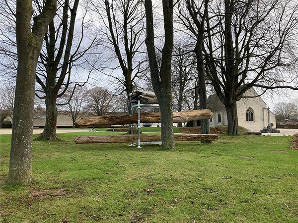 Témoins, bois flottés et racks métalliques, dépôt permanent dans le parc de sculptures du Musée des Beaux-arts de Caen, 2021